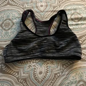 khols black and white sports bra!